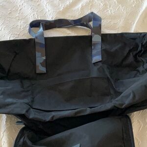 NWOT TUMI NYLON COLLAPSIBLE DUFFEL, great for travel, blue camo handles